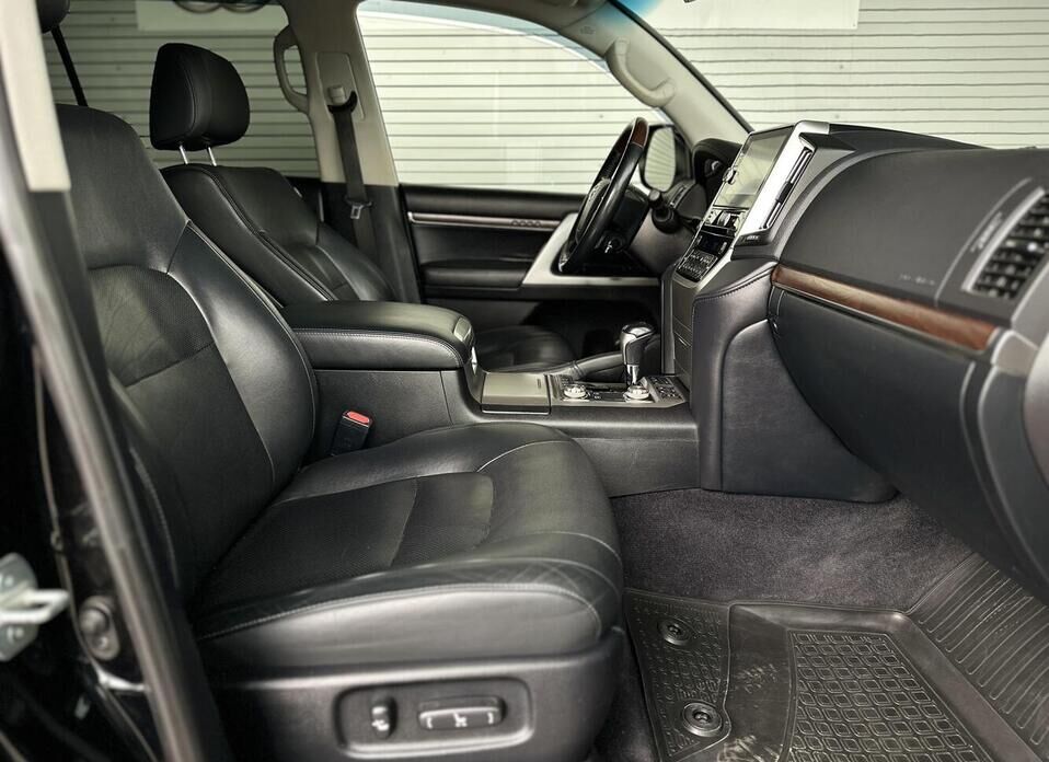 Toyota Land Cruiser, 200 Series Рестайлинг 2 4.6 AT (309 л.с.) 4WD