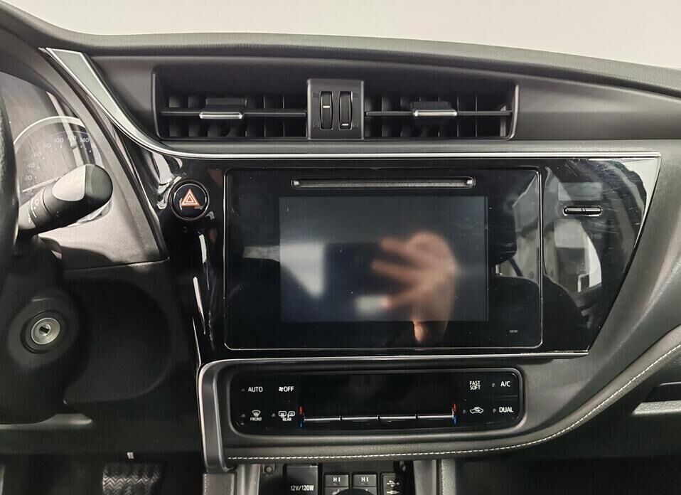 Toyota Corolla, XI (E160, E170) Рестайлинг 1.6 CVT (122 л.с.)